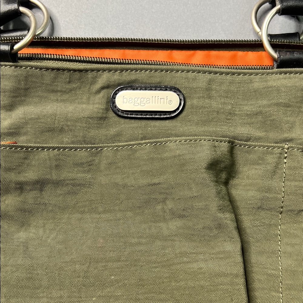 Baggallini A La Carte Weekender Large Army Green Travel Tote Luggage Sleeve